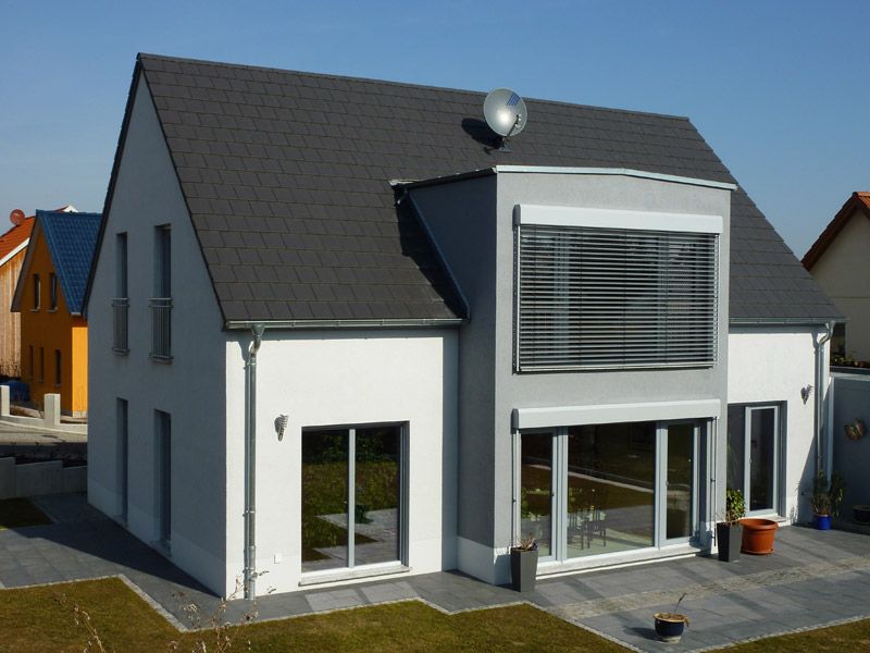 Modernes Satteldachhaus mit Erker und Tegaliteindeckung in Marbach/Fulda